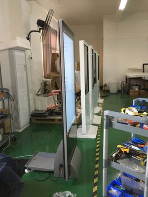 Kiosk màn hình cảm ứng 43 inch với độ phân giải 1920x1080 và độ sáng 400CD / M2